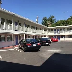 Travelodge By Wyndham Convention Center Мотель